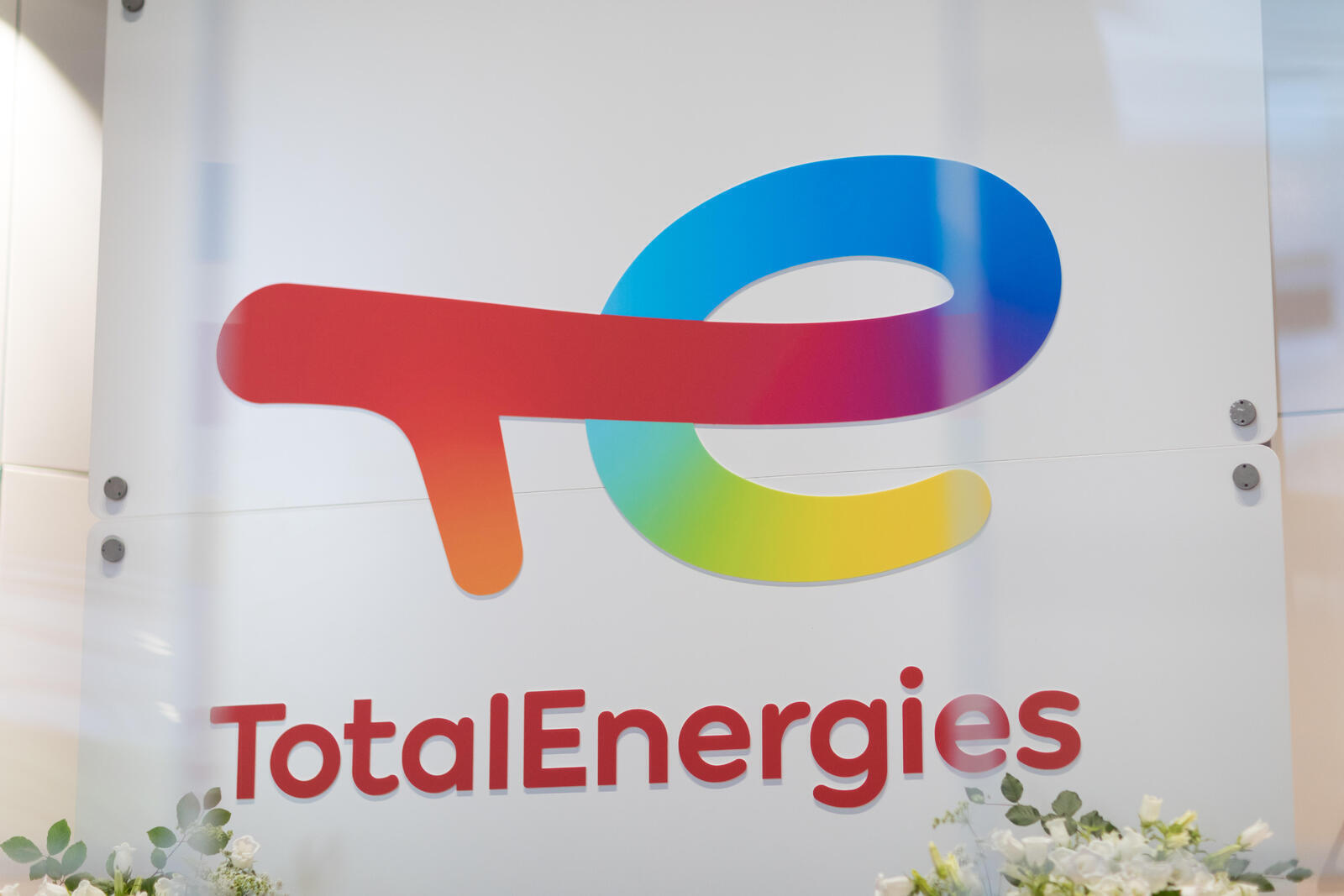 Logo TotalEnergies applicato ad un'insegna