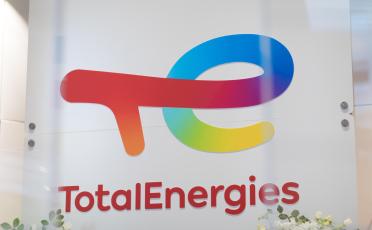 Logo TotalEnergies applicato ad un'insegna
